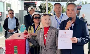 Kiều bào quyên góp ủng hộ người dân vùng lũ